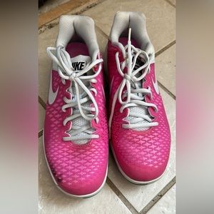 Size 9.5 women’s Nike max cage!